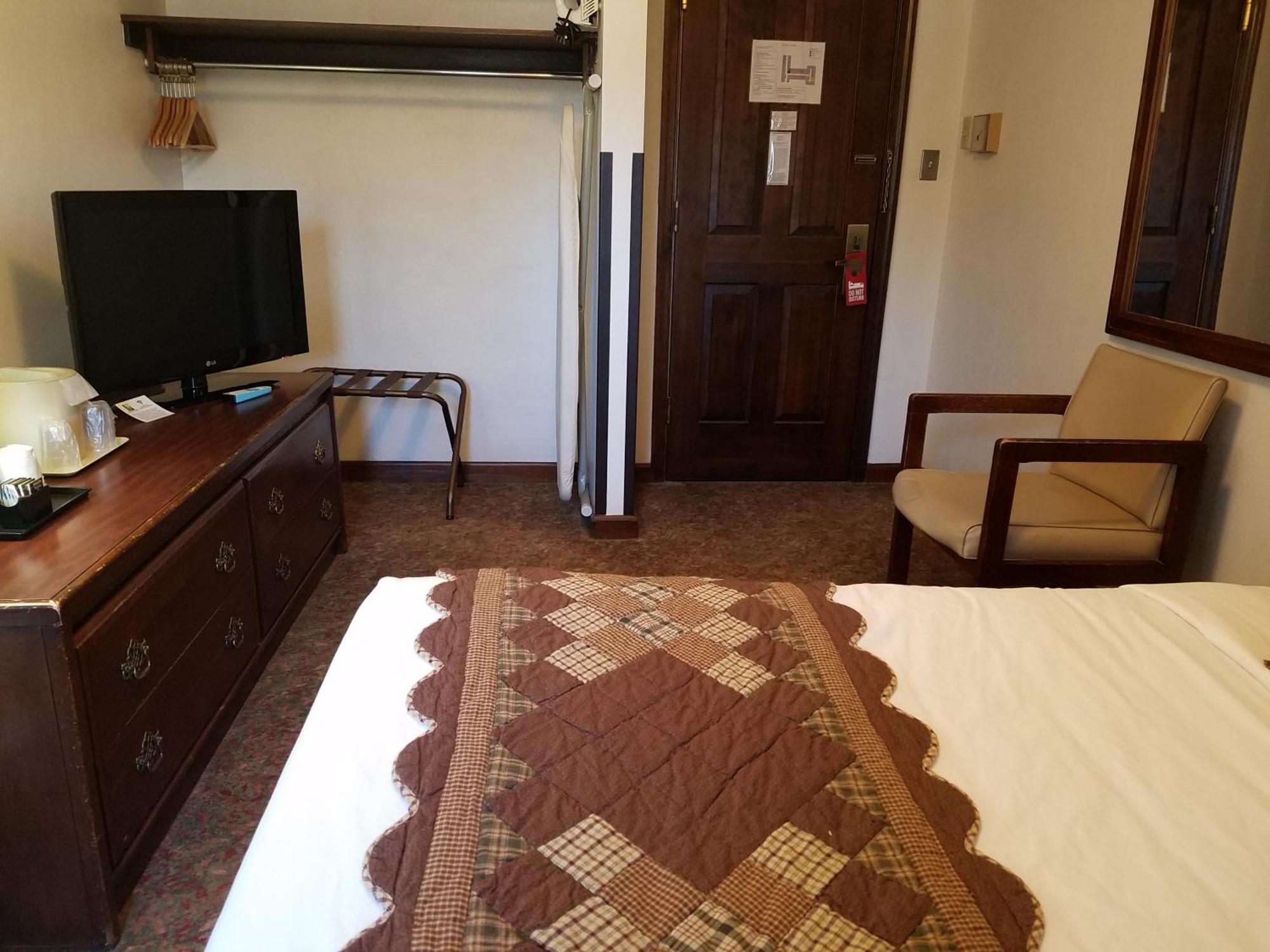 Potawatomi Inn & Cabins Ангола Стая снимка